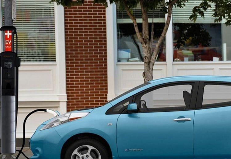 Φωτεινοί σηματοδότες μετατρέπονται σε σταθμούς φόρτισης EV